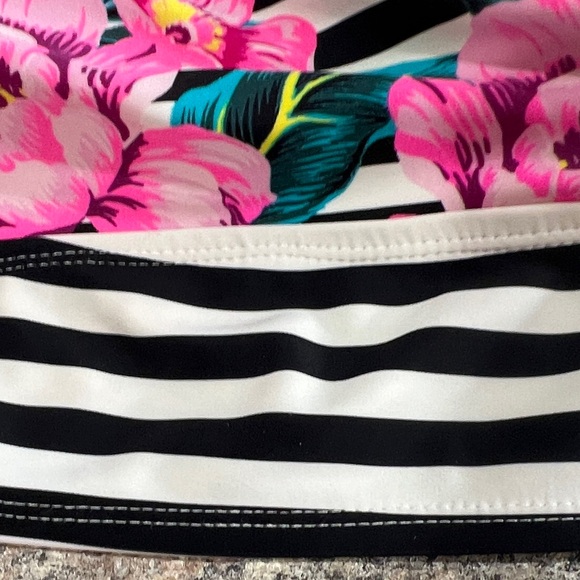 Torrid Black and White Striped Floral Swimsuit 5x top and 4x bottoms - Picture 10 of 13